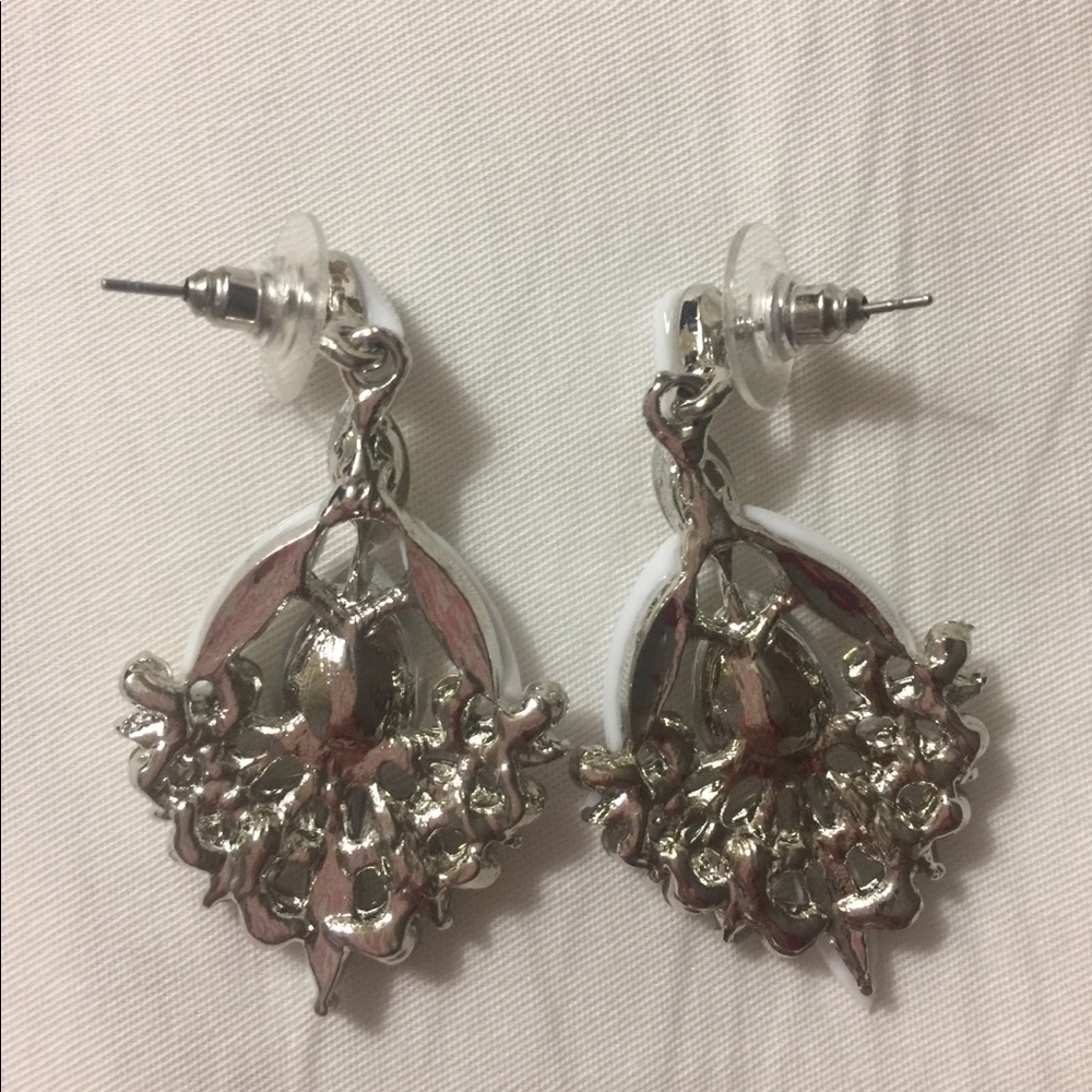 2/$15❤️NWOT Guess Earrings - Picture 2 of 2